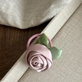 Süßer rosa Stoffrosen-Haargummi mit grünen Blättern auf elastischem Haarschmuck - Rosenhaargummi (2# Rosa Blume) / Rosa
