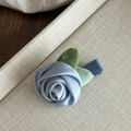 Makrodetail einer handgefertigten blauen Satin-Rosen-Haarspange mit grünen Blättern - Rosenhaarspange (5# Blaue Blume) / Blau