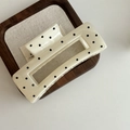 Detalle de una elegante pinza para el pelo crema con lunares negros en bandeja de madera - Clip Blanco Crema Cuadrado Hueco Mota Negra