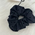 Détail du chouchou en satin noir à pois avec une texture floquée en velours élégante - Style à Pois Noir (3#)