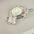 Dettaglio di elastico per capelli floreale con grande rosa di raso panna e pizzo - 3# Fermaglio Floreale Fiore Bianco