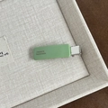 Détail d'une pince à cheveux rectangulaire en résine vert clair avec texte fait main - Pince Bec de Canard Vert Uni