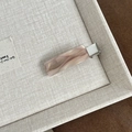 Détail de la barrette en acétate rose marbré avec gravure France Handmade sur métal - Pince Bec de Canard Marbre Café