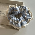 Chouchou en tissu à carreaux bleus avec étiquette faite main et nœud argenté - Chouchou en Dentelle Bleue Nœud Argenté