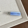 Détail de la barrette en acétate bleu ciel avec inscription dorée France Handmade - Pince Bec de Canard Marbre Bleu