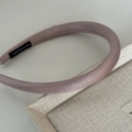 Dettaglio del cerchietto imbottito rosa antico con etichetta fatta a mano e raso liscio - Rosa fucsia lucido
