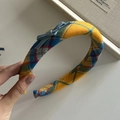 Détail d'un serre-tête en tissu à carreaux jaunes avec petit nœud en jean bleu - Bandeau Jaune Bleu Nœud Bleu Clair