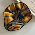 Süßer gelber Karo-Haargummi mit blauer Jeans-Schleife auf hellem beigen Hintergrund - Großer Schwarzrandiger Gelb Blauer Scrunchie Hellblaue Schleife