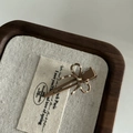 Dettaglio di un fermaglio per capelli a fiocco marrone con pois su vassoio in legno - 6# Clip a Becco d'Anatra Tè al Latte Piccola Fiocco Tè al Latte