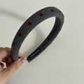 Vista dettagliata del cerchietto a pois grigio scuro con etichetta fatta a mano in tessuto - Cerchietto Grigio Pois Rossi (8#2CM)
