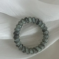 Dettaglio dell'elastico a spirale con trama in marmo grigio su sfondo di tulle bianco - 4# Sfumatura Grigia Cavo Telefonico Elastico