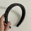 Dettaglio del cerchietto in spugna fatto a mano in tessuto grigio a pois rossi - Cerchietto Grigio Pois Rossi (6#3CM)