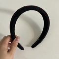 Dettaglio del cerchietto in raso a pois fatto a mano con etichetta interna e imbottitura - Cerchietto Nero Pois Rossi (5#3CM)