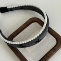 Cerchietto elegante in tessuto grigio con perle bianche e motivo a fiocco minimal - Cerchietto Grigio Con Bordo Di Perle