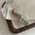 Detalle de pinza para el pelo con lazo rosa y menta y grabado France Handmade - Clip Lazo Rosa Azul