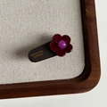 Detail einer floralen Haarspange mit lila Perle und goldener France Handmade Aufschrift - Weinrote Blume Khaki