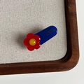 Eleganter Azetat-Haarclip in Dunkelblau mit roten und gelben floralen Akzenten - Rote Blume Marineblau