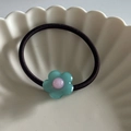 Blassgrünes Acetat-Blumenhaargummi mit rosa Perle auf hochelastischem braunem Band - Grüne Blume Haargummi