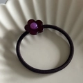 Detailansicht eines elastischen Haargummis mit glänzender lila Harzblume und Perle - Weinrote Blume Haargummi