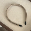 Minimalistisches doppelt geknotetes PU-Leder-Haarband in Beige mit feinen Steppnähten - Milchtee-Farbe
