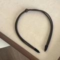 Detailansicht von oben: dunkelbraunes mehrsträngiges PU-Leder-Stirnband mit Knoten - Khaki