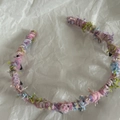 Dettaglio del cerchietto colorato in lana intrecciata con trama soffice e design a onde - Rosa Multicolore