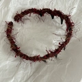 Dettaglio della trama a maglia bordeaux e denti ondulati sulla fascia imbottita - Caramello Rosso