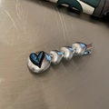 Zilveren haarspeld van legering met 3D-harten en een blauw geblokt hartpatroon - Zilveren Metalen Blauwe Hart Eendenbekklem