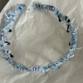 Detail des hellblauen geflochtenen Stirnbands mit Wellengarn und flauschigen Fasern - Hellblau