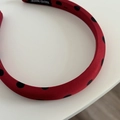 Französischer roter Satin-Haarreif mit schwarzen Punkten und handgefertigtem Innenetikett - 2cm / Rot mit schwarzen Punkten