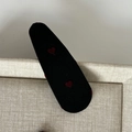 Dettaglio di un fermaglio per capelli in tessuto nero con motivo a cuore rosso ricamato - Fermaglio BB a Goccia / Fermaglio Cuore Goccia Nero