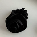 Chouchou élégant en satin noir avec fleur de rose et finition soyeuse sur fond blanc - Chouchou Rose / Noir