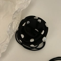 Dettaglio dello scrunchie floreale a pois bianchi e neri con elegante perla decorativa - Fiore Nero Pois Bianchi (1#)