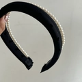 Detail showing the inner non-slip teeth and white pearls on the grey wide headband - Black Heart Pearl