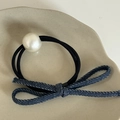 Coletero con lazo denim retro y perla blanca grande en bandas elásticas negras - 2# Goma De Pelo Perla Lazo Denim Oscuro