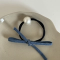 Detalle de lazo de pelo denim vintage con perla grande sobre un plato de cerámica - 1# Goma De Pelo Perla Lazo Denim Claro