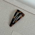 Detalle de una pinza para el pelo BB de metal negro forrada con tela con estampado de leopardo - Pinza de Pelo Triángulo Leopardo