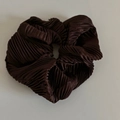 Elastico per capelli oversize marrone cioccolato lucido con trama a pieghe ondulate - Alta Elasticità (Anello Per Capelli Strutturato Marrone) / Marrone
