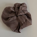 Elastico scrunchie oversize plissettato lucido in raso marrone scuro - Alta Elasticità (Anello Per Capelli Strutturato Cachi) / Cachi