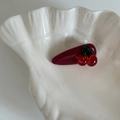 Vue détaillée d'une pince à cheveux cerise rouge foncé vintage sur un plat en coquillage - Style Cerise Goutte d'Eau Rouge Vin (1#)