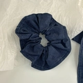 Detailaufnahme von jeansblauem Haargummi mit weißer Kontrastnaht auf Papierhintergrund - 2# Denim Regulärer Stil