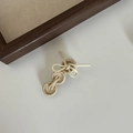 Dettaglio di bottoni in legno con incisione Handmade with love e fermaglio beige - Fiocco Tè al Latte con Tre Bottoni