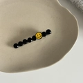 Dettaglio del fermaglio per capelli argento con perline nere sfaccettate e smiley giallo - Stile Smiley Perla Sfaccettata Nera (6#)