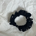 Elastico per capelli a pois neri e bianchi con dettaglio decorativo a perla lucida - Nero con Pois Bianchi