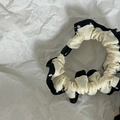 Scrunchie a pois con patchwork di chiffon color crema e dettaglio in resina nera - Bianco con Pois Neri