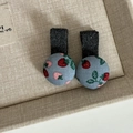 Vue détaillée de deux barrettes en tissu avec un joli motif de fraises rouges - 12# Pince à Cheveux Boule Bleue Fraise (Paire)