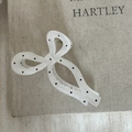 Dettaglio di una grande pinza per capelli bianca a pois con fiocco in acetato lucido - Stile Fiocco / Fiocco Bianco Pois Neri