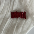 Eleganter gewellter weinroter Haarclip mit Hochglanz-Finish auf weißem Stoffuntergrund - Roter Quadratischer Gefalteter Stil (1#)