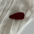 Detailansicht der dunkelroten Haarspange mit unregelmäßiger gewellter Harz-Textur - Roter Tropfenförmiger Gefalteter Stil (2#)