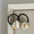 Détail de chouchous à bouton en tissu floral avec fleurs jaunes et élastique noir - 3# Chouchou Boule Blanche Fleur Jaune (Paire)